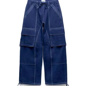 Zara - TOPSTITCHED CARGO PANTS
Ink Blue